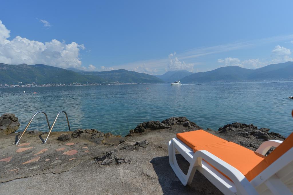 Apartments Palace Mira Mare Tivat Exteriör bild