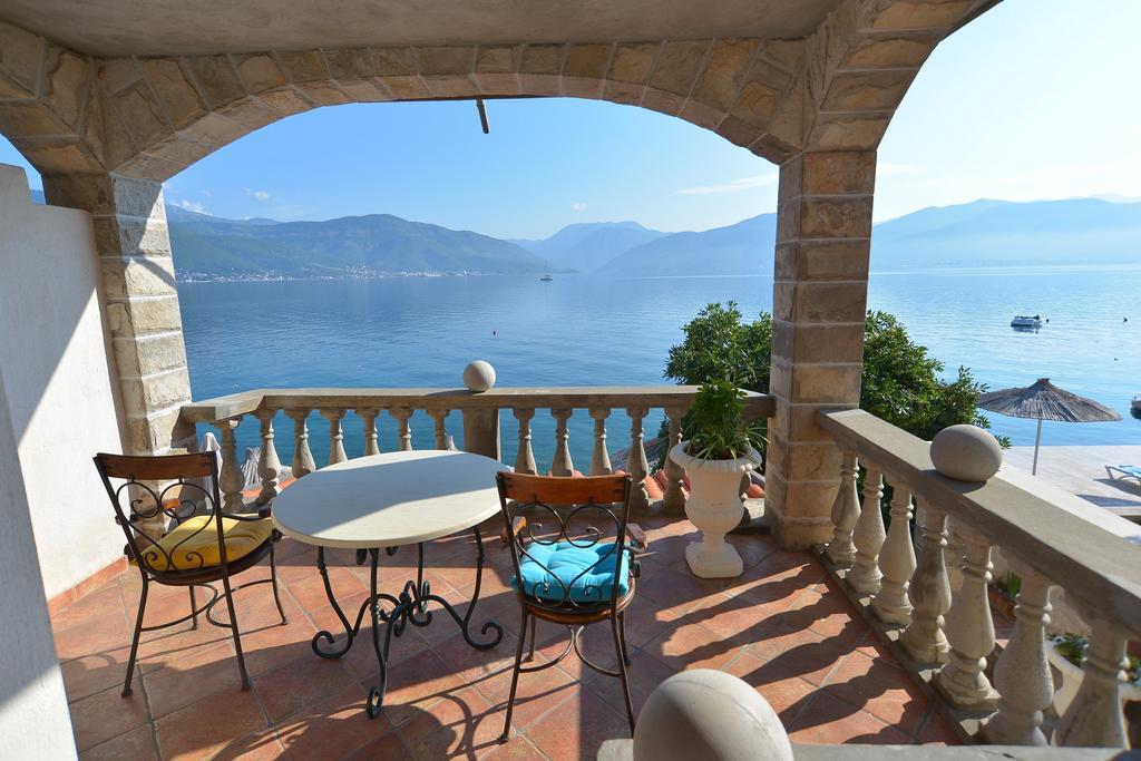 Apartments Palace Mira Mare Tivat Rum bild