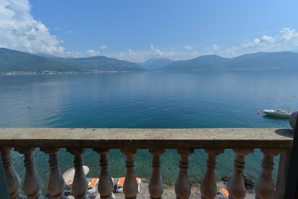 Apartments Palace Mira Mare Tivat Exteriör bild